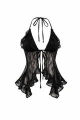Top de encaje negro con diseño halter, cierre frontal con lazos y terminaciones con volados en el ruedo y los bordes.