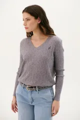 Sweater azul marino de tejido de punto acanalado con escote en V y mangas largas.