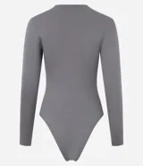 Body básico de poliamida y elastano color borgoña, con cuello redondo y mangas largas.