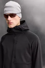 Sudadera técnica color bordó con capucha, cierre frontal completo y bolsillo en el pecho con cremallera oculta. Tejido elástico con interior efecto polar y estructura waffle. Presenta puños adaptables con ajuste para el pulgar.