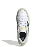 Championes urbanos Adidas modelo Urban Courtblock, de color blanco con detalles en verde oscuro, amarillo y gris. Presentan un diseño de inspiración tenística con puntera reforzada en gamuza gris, las icónicas tres tiras laterales en verde con bordes amarillos y el logo de la marca en la lengüeta.
