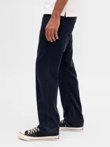 Pantalón de corte recto confeccionado en pana, color azul marino, con cierre de botón y cremallera.