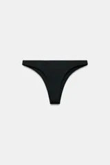 Bombacha de bikini negra de tiro medio con diseño liso y clásico.