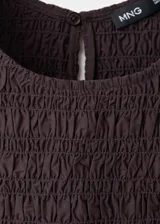 Top de algodón y lyocell color marrón, sin mangas, con cuello redondo y diseño ajustado con textura fruncida.