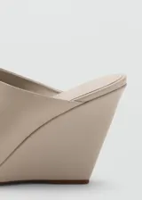 Sandalias de cuña con diseño destalonado, tira ancha en el empeine y puntera abierta.