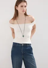 Jeans de denim azul de corte wide leg, tiro medio y diseño clásico de cinco bolsillos con cierre frontal de botón y cremallera.