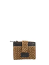 Billetera bifold de cuero y suede color marrón con diseño trenzado y cierre de broche magnético. Incluye compartimento con cremallera y ranuras para tarjetas.