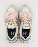Championes retro runner Coolway modelo 2003 Glow Rush, confeccionados con un mix de texturas que incluye malla, serraje y paneles superpuestos. Presentan un diseño en tonos blancos y crudos con detalles en rosa, azul y coral, suela dentada de goma y amortiguación cómoda para uso diario.