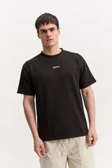 Remera de manga corta color beige con tejido texturado y pequeño logo impreso en el pecho.