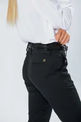 Pantalón skinny de gabardina en color negro, de tiro alto con trabillas para cinturón y bolsillos traseros ribeteados con detalle de botón metálico.