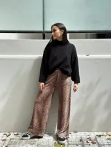 Sweater negro tejido con cuello alto y mangas murciélago.