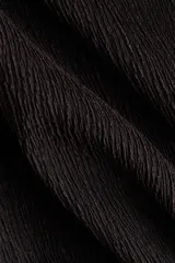 Vestido midi negro confeccionado en punto con efecto arrugado, de escote halter alto con detalle girado y tiras anchas con diseño solapado al frente.