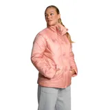 Campera puffer rosa con cuello alto, cierre frontal con botones a presión y bolsillos laterales. Logo de Umbro bordado en el pecho. Diseño acolchado con patrón de rombos.