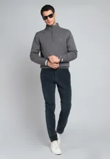 Pantalón de pana azul marino, de corte recto, con bolsillos laterales y traseros.