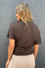 Blusa marrón de manga corta con escote drapeado, de corte al cuerpo.