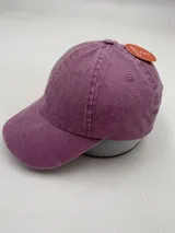 Gorro de béisbol color lila con visera curva y diseño liso.