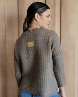 Sweater de punto color verde claro con textura tipo waffle, cuello redondo y mangas 3/4.