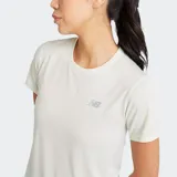 Remera deportiva New Balance de manga corta, color verde claro o blanco hueso, con logo NB reflectante en el pecho. Confeccionada con tecnología de secado rápido NB ICEx.