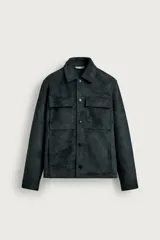 Sobrecamisa regular fit de hombre confeccionada en tejido efecto ante de color verde oscuro, con cuello solapa, cierre frontal de botones, bolsillos de plastrón con solapa en el pecho y bolsillos de vivo en la cadera.