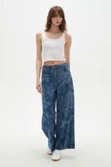 Musculosa blanca de bretel ancho con cuello profundo y cierre frontal con broches.