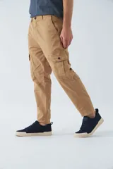 Pantalón cargo gris oscuro, corte slim, con cierre de botón y cremallera, trabillas para cinturón y bolsillos cargo con botón.