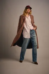 Camisa blanca de poplin de algodón, manga larga con puños anchos y acceso por botones en cartera central y puños.