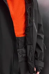 Pantalón deportivo de esquí color negro, confeccionado en tejido técnico impermeable de tres capas con costuras y cremalleras termoselladas. Cuenta con tirantes elásticos regulables, cintura ajustable, bolsillos frontales con cierre, refuerzos en la parte inferior de la pernera y sistema de rescate RECCO integrado.