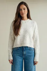 Sweater de punto con diseño jaspeado multicolor, cuello redondo y corte oversize. Presenta mangas largas con puños acanalados y un diseño de tejido acanalado vertical.