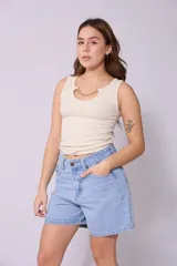 Short de jean celeste de tiro alto y corte recto.