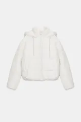 Anorak acolchado de corte corto en color blanco, resistente al agua y al viento. Presenta cuello subido, capucha ajustable con cordones, cierre frontal de cremallera y bolsillos laterales con cierre. El bajo cuenta con cordones elásticos ajustables.
