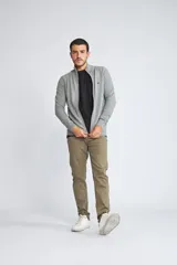 Campera tejida de algodón con cierre frontal completo, cuello alto y mangas largas. Presenta un diseño básico con logo bordado en el pecho.