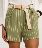 Short de viscosa y lino color verde con rayas verticales blancas, de tiro alto y calce holgado. Incluye un cinturón de ráfia trenzado en color beige y cuenta con bolsillos laterales.