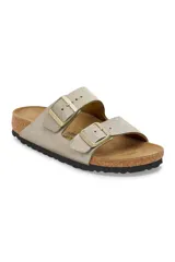 Sandalias modelo Arizona con dos correas ajustables y hebillas metálicas doradas. Presentan un acabado brillante en color taupe, plantilla anatómica de corcho y suela de goma negra.