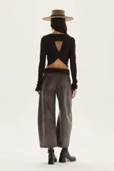 Pantalón de efecto cuero (PU) color gris oscuro/marrón, de tiro medio y calce barrel (pierna ancha y redondeada).