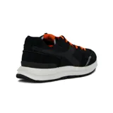 Championes Diadora modelo Kmaro 42 Pigskin Wax, de color negro con detalles en naranja y suela blanca. Diseño urbano de malla y gamuza, con cordones naranjas y costuras decorativas visibles en la puntera.