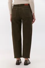 Pantalón color arena de algodón con spandex y lado interior afelpado, de tiro alto y corte holgado.