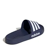 Sandalias unisex Adidas modelo Adilette Shower Velcro, de color azul marino con la tira ajustable decorada con tres franjas blancas y el logo de la marca.