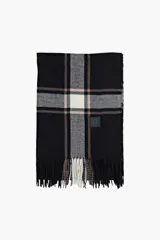 Bufanda rectangular con diseño de cuadros escoceses en tonos negro, gris y beige, terminada con flecos en los extremos y etiqueta de marca aplicada.