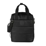 Bolso matero de diseño acolchado en color negro, con doble asa superior y correa ajustable extraíble. Presenta un compartimento principal con cierre doble, bolsillos externos con cierre y un parche circular con el logo de la marca en el frente.
