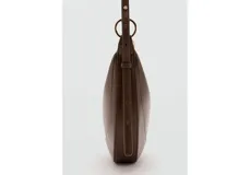 Bolso de hombro de diseño ovalado y tamaño mediano, confeccionado en material sintético con textura granulada. Cuenta con asa ajustable, cierre superior de cremallera y forro interior.