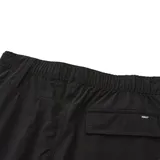 Short cargo negro con cintura elástica y cinturón incorporado con hebilla plástica.