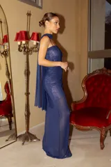 Vestido largo de fiesta color azul noche, confeccionado en microtul elastizado con escote recto, frunces y forro corto. Incluye cuello desmontable.