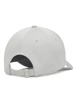 Gorra de béisbol Under Armour de perfil bajo con panel frontal estructurado y visera precurvada. Confeccionada en tejido de punto texturizado y transpirable, cuenta con banda interior elástica que absorbe el sudor y cierre trasero ajustable. Presenta el logo de la marca bordado en el frente.