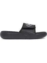 Sandalias tipo ojota Under Armour modelo Ignite Pro 8, color negro. Presentan una correa ajustable con logo de la marca, plantilla de espuma viscoelástica para mayor confort y suela de EVA con diseño ranurado para mejor tracción.