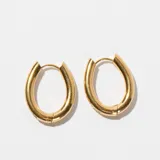 Par de aros dorados con forma de gota y cierre a presión.