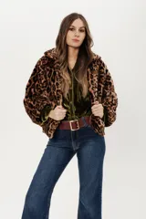 Chaqueta corta de piel sintética con estampado de leopardo, corte holgado, mangas amplias y bolsillos ojal al frente.