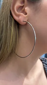 Caravana tipo argolla grande de diseño minimalista y acabado pulido.