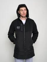 Parka larga de abrigo Umbro color azul marino con capucha y cierre frontal con cremallera.