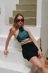 Minifalda cargo de denim azul oscuro con costuras pespuntadas y grandes bolsillos laterales con solapa y botones a presión.