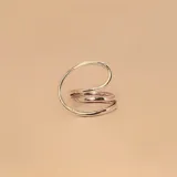 Anillo de plata 925 con diseño minimalista de líneas curvas entrelazadas que crean una estructura abierta y moderna.